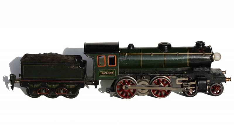 Märklin E65 13050, Dampflokomotive 20 Volt, Spur 0, 2'B, grün, mit 2-achsigem, grünem Tender