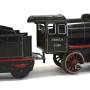 r_880_maerklin_dampflokomotive_2-achsig_uhrwerk_schwarz_mit_tender_rechts.jpg